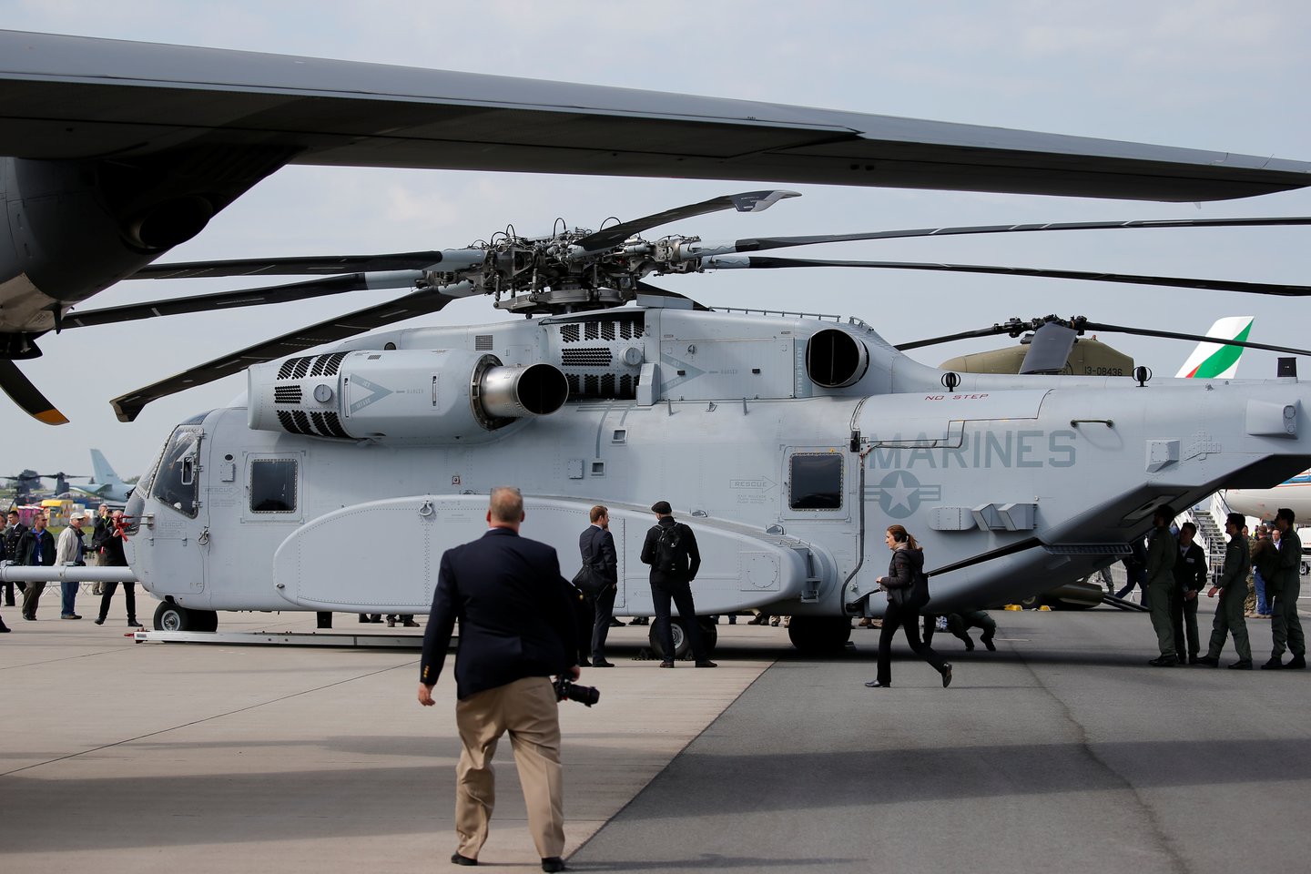  Sikorsky CH-53K King Stallion atrodo labai panašus į pirmtaką, bet nereikia apsigauti – tai kur kas galingesnis padangių ristūnas.<br> Reuters / Scanpix nuotr.