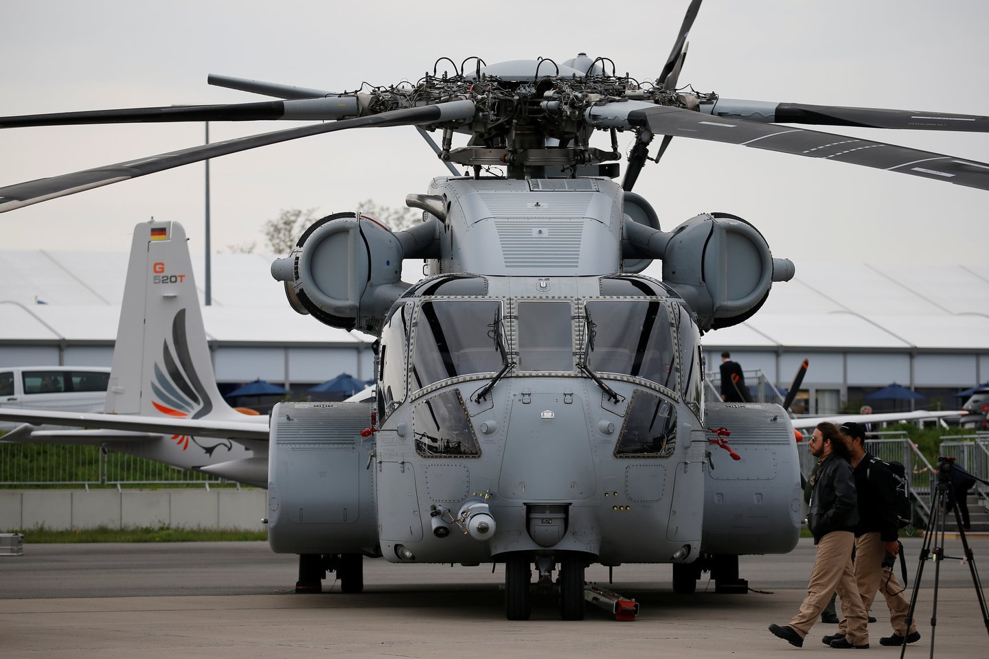   Sikorsky CH-53K King Stallion atrodo labai panašus į pirmtaką, bet nereikia apsigauti – tai kur kas galingesnis padangių ristūnas.<br> Reuters / Scanpix nuotr.