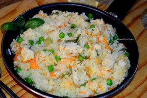 Vištienos ir ryžių troškinys patiks tiems, kurie nenori ilgai stovėti prie viryklės