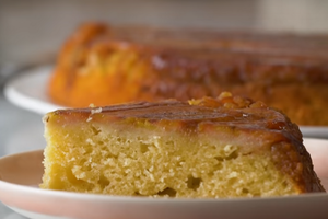 Visų smaližių džiaugsmui – pyragas su bananais ir karamele