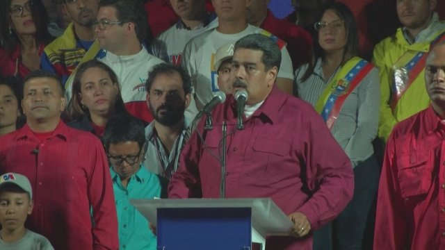 Venesuelai dar 6 metus vadovaus Nicolas Maduro, žmonės renka parašus jo apkaltai
