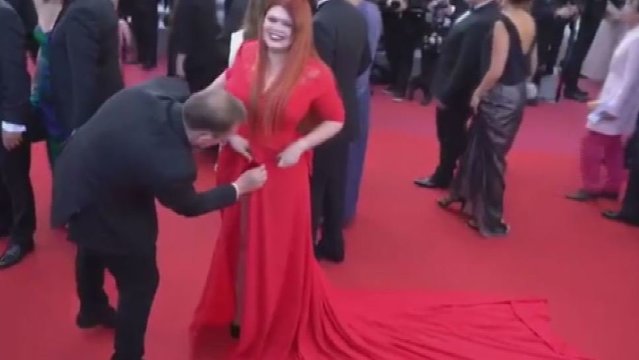 Ant Kanų festivalio raudonojo kilimo rusų modeliui teko raudonuoti iš gėdos 