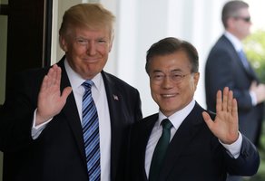 Donaldo Trumpo ir Moon Jae-ino derybos gali nulemti JAV ir Šiaurės Korėjos susitikimo likimą