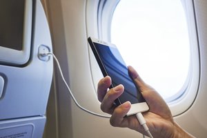 Kas nutiktų, jei skrydžio metu keli šimtai keleivių pradėtų krauti savo telefonus?