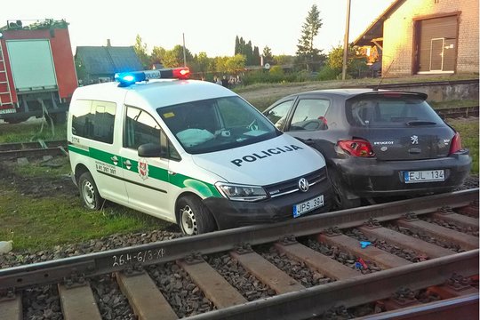 Gaudynės Kuršėnuose: policijos automobilis rėžėsi į bėglio mašiną, nukentėjo pareigūnė