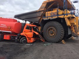 Tik per stebuklą liko gyvi: 130 tonų „Belazą“ vairavusi moteris sukėlė neregėtą avariją