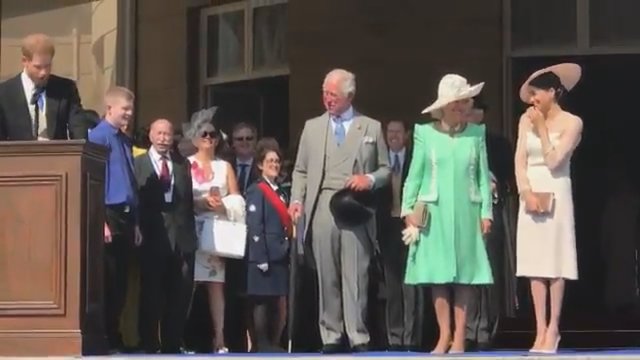 Princo Harry kalbą sutrikdė netikėtas svečias: juoko nesulaikė ir naujoji žmona