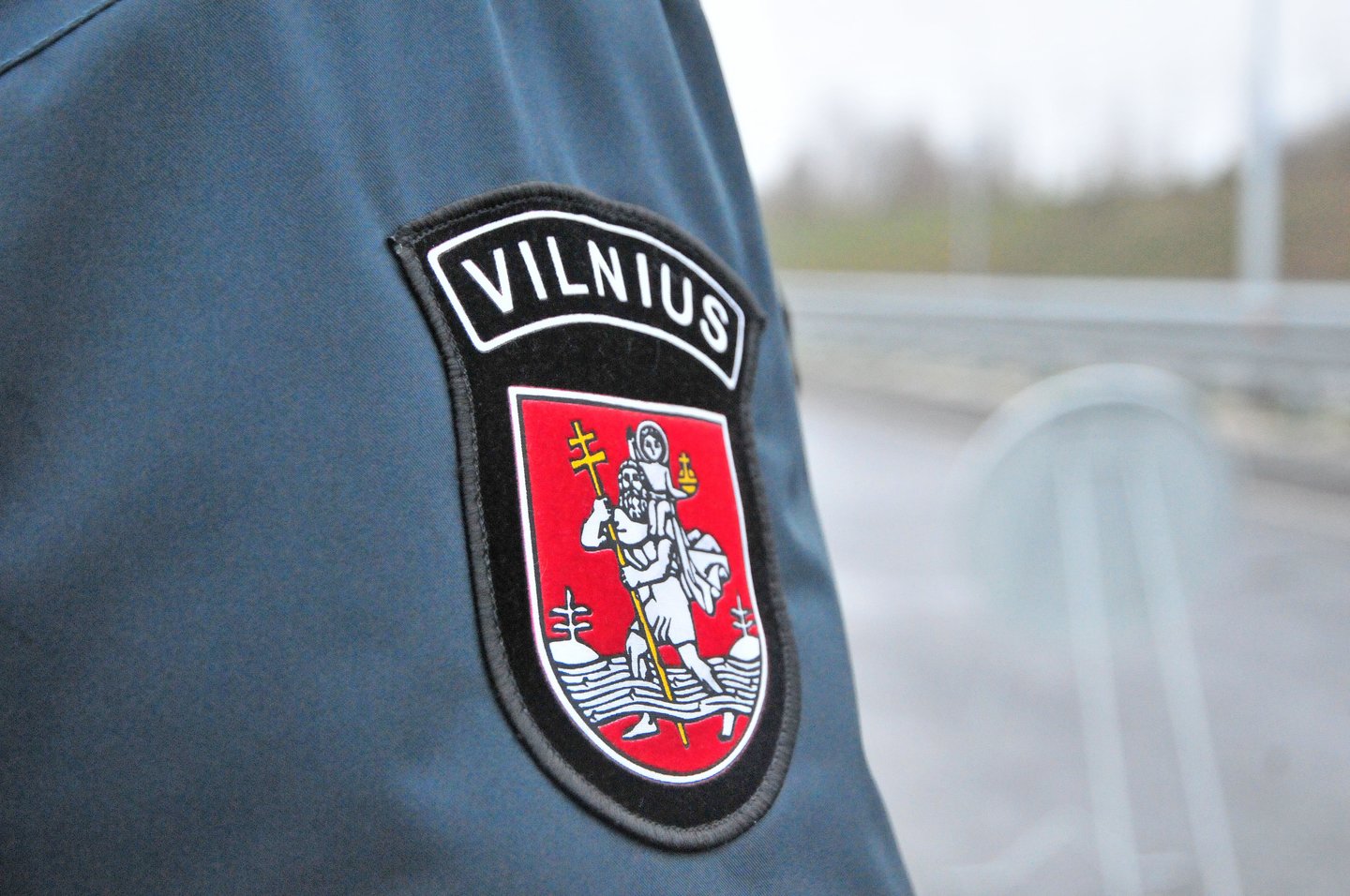 Vilniuje įtariamasis pradėjo žalotis pareigūnų akivaizdoje.<br>A.Vaitkevičiaus asociatyvioji nuotr.