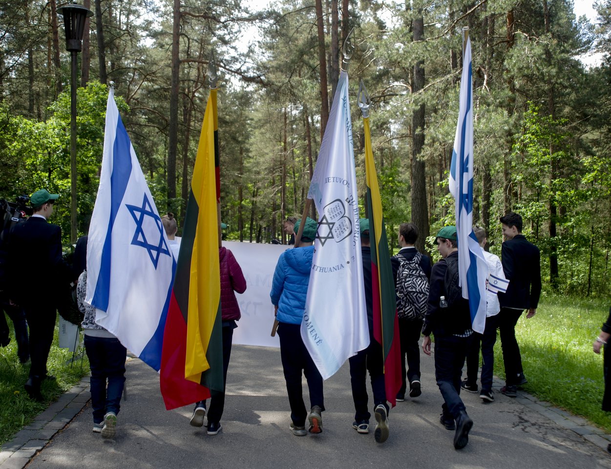  ​Maždaug šimtas žmonių trečiadienį dalyvavo vienuoliktoje Gyvųjų maršo procesijoje, skirtoje pagerbti Holokausto aukų atminimą.<br> V.Ščiavinsko nuotr.