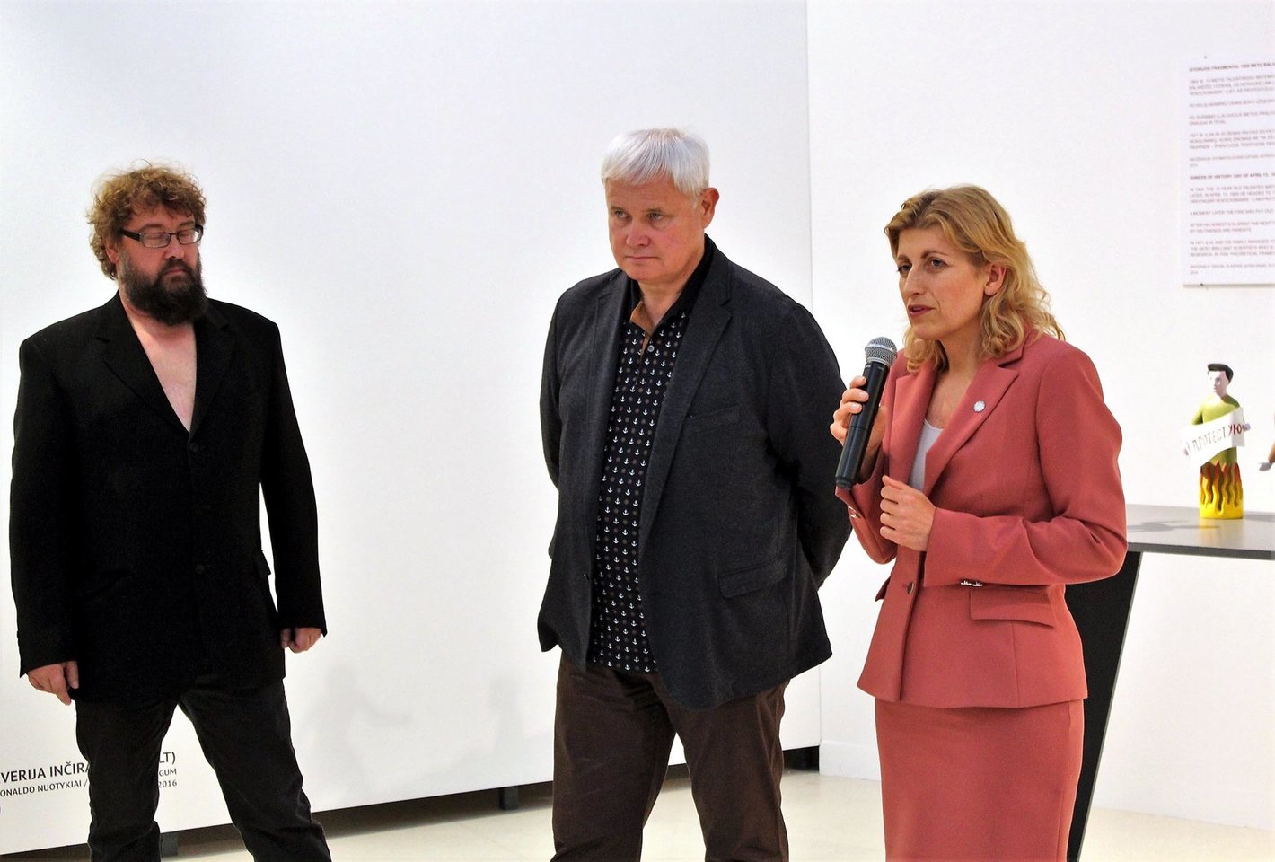 Kultūros ministrė Liana Ruokytė-Jonsson pasveikino parodos dalyvius.<br> G.Pilaičio nuotr.