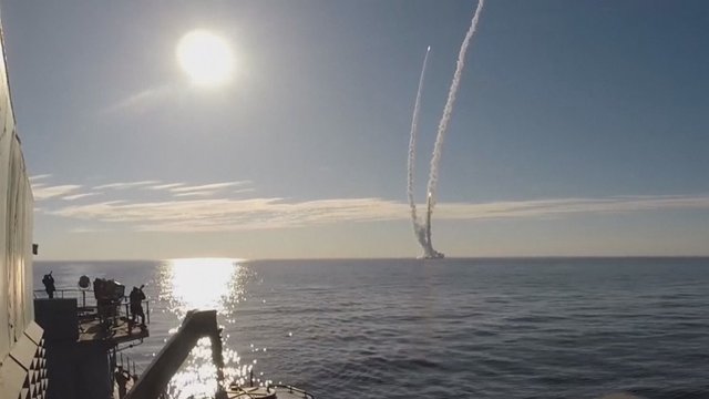 Rusija toliau žvangina ginklais: iš povandeninio laivo paleido 4 raketas