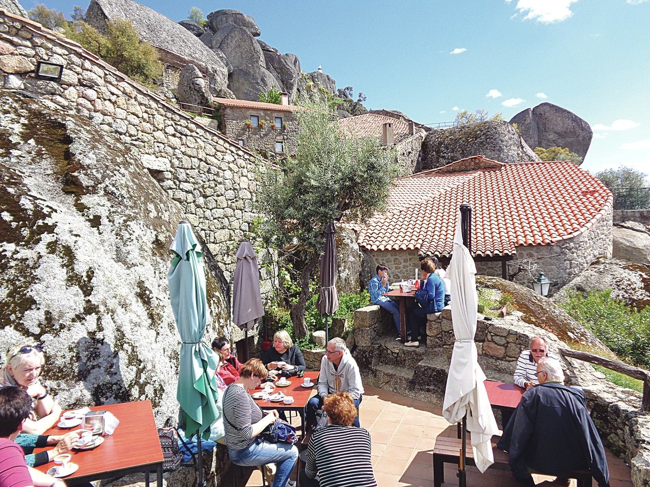 Portugalijoje siūloma vengti turistams skirtų valgymo vietų, o apsilankyti ten, kur mėgsta vakarieniauti vietos gyventojai.<br>D.Jonušienės nuotr.