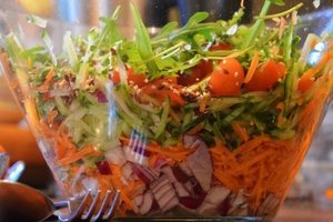 Du universalūs užpilai tiks bet kokioms šviežioms salotoms