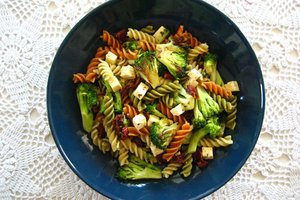 Brokolių, fetos ir makaronų salotos iškart pateko į šeimos topus