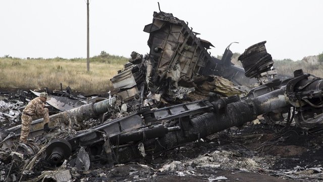 Pateikti įrodymai, kad virš Ukrainos skridusį keleivinį lėktuvą numušė Rusija