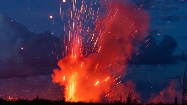 Kilauėjos ugnikalnis nerimsta ir spjaudosi lava