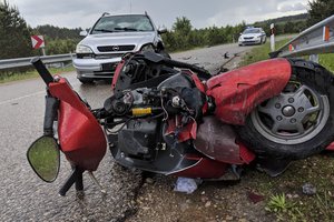 Dar viena nelaimė kelyje: mirtinai partrenktas 30-metis motorolerininkas