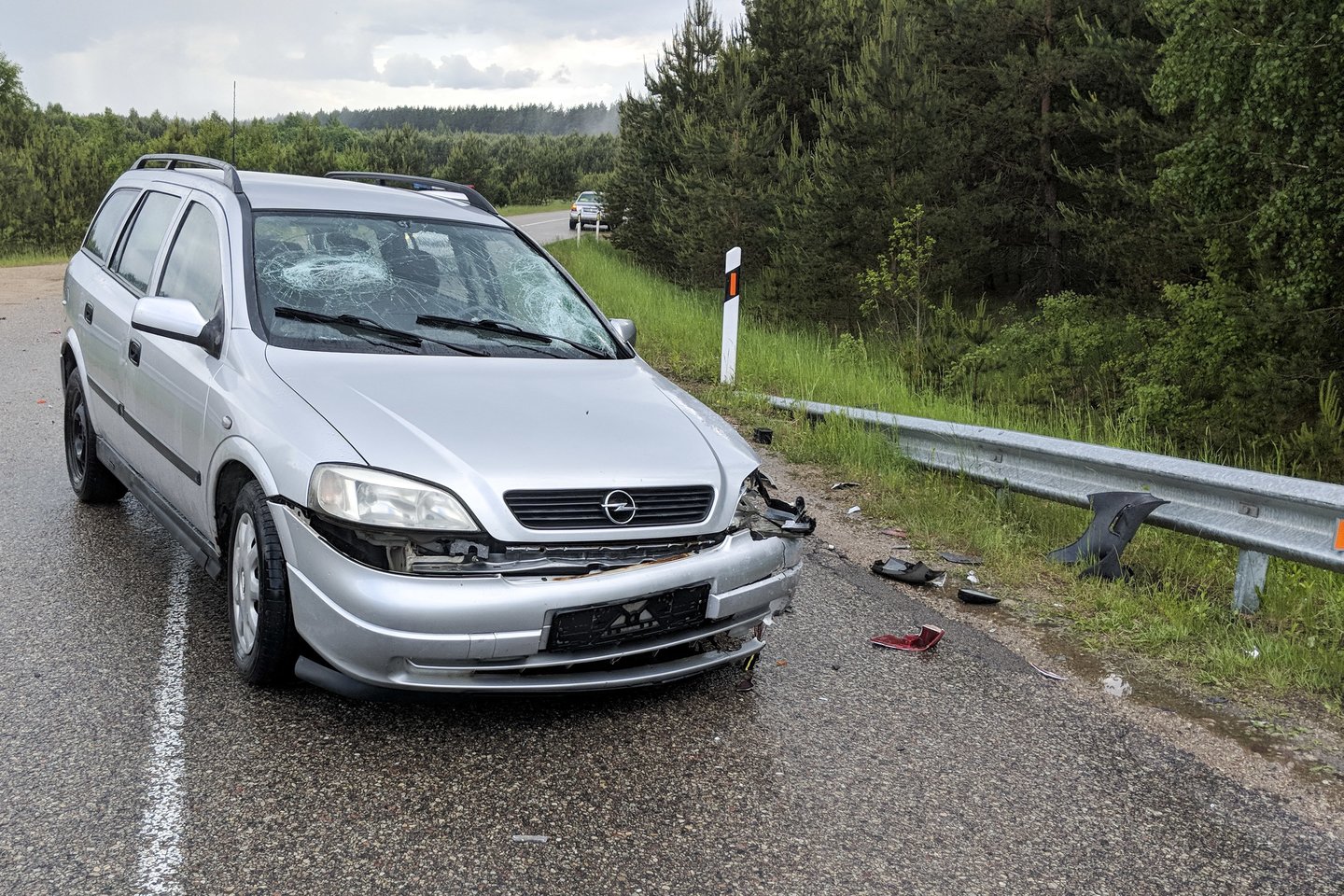  Ketvirtadienį Vilniaus rajone automobilis susidūrė su motoroleriu. Pastarojo vairuotojas neišgyveno.<br> T.Bauro nuotr.