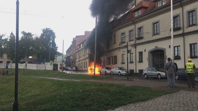 Nufilmavo didelį gaisrą: Vilniaus centre degė ir sproginėjo automobilis