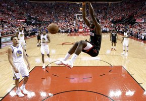 „Rockets“ savo arenoje parbloškė čempionus ir atsidūrė per žingsnį nuo finalo