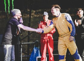 Norėdamas dalyvauti šonaslydžio varžybose atleido savo vadovą