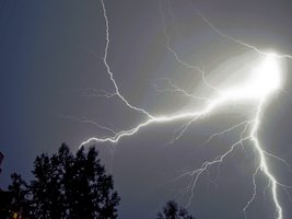 Mokslininkai: žaibai gali skleisti radiaciją