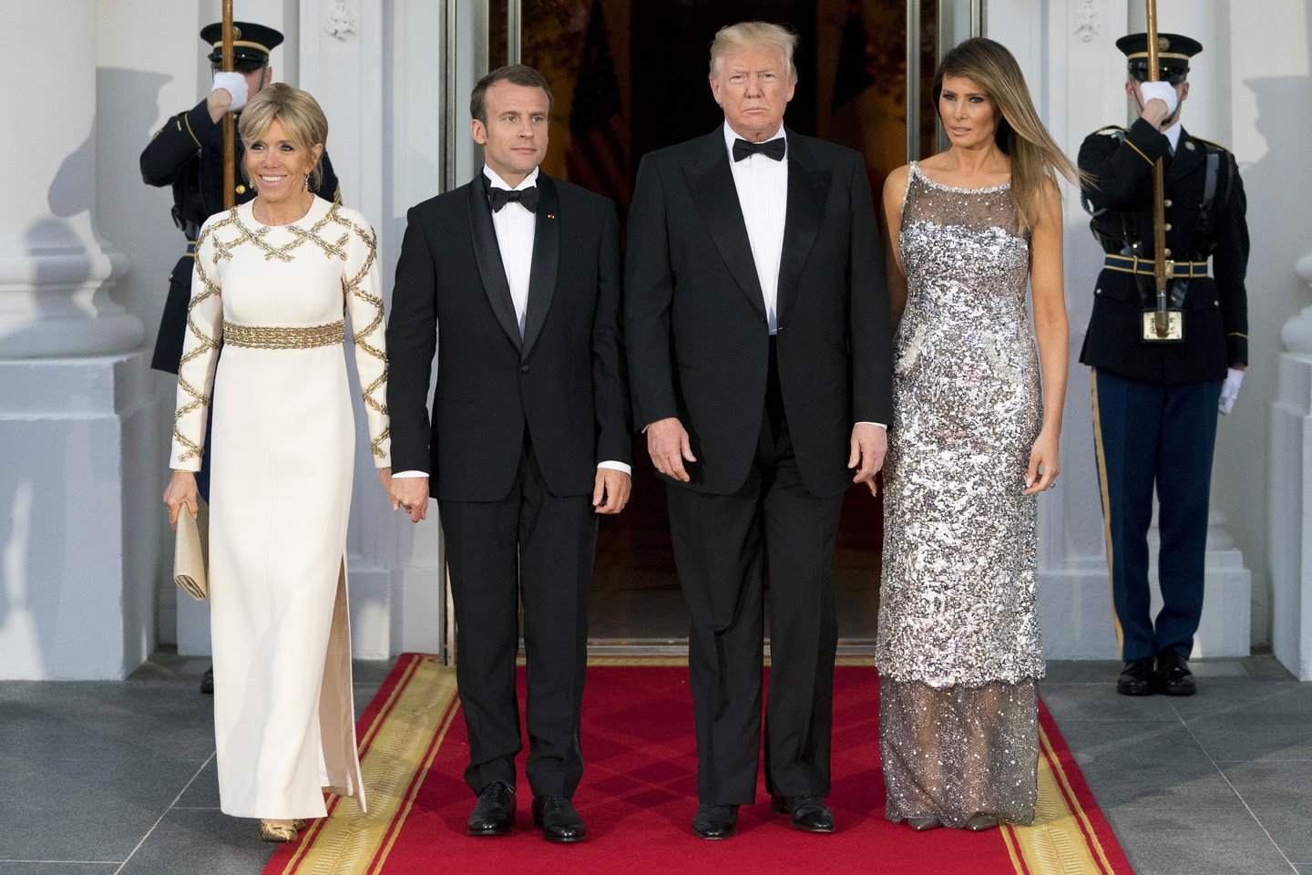Neseniai vykęs susitikimas su Amerikos pirmąja ponia Melania Trump, regis, Prancūzijos prezidento žmonai Brigitte Macron paliko pačius gražiausius prisiminimus.<br>AP nuotr.