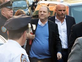 Seksualiniu priekabiavimu kaltintas Holivudo magnatas pasidavė policijai 