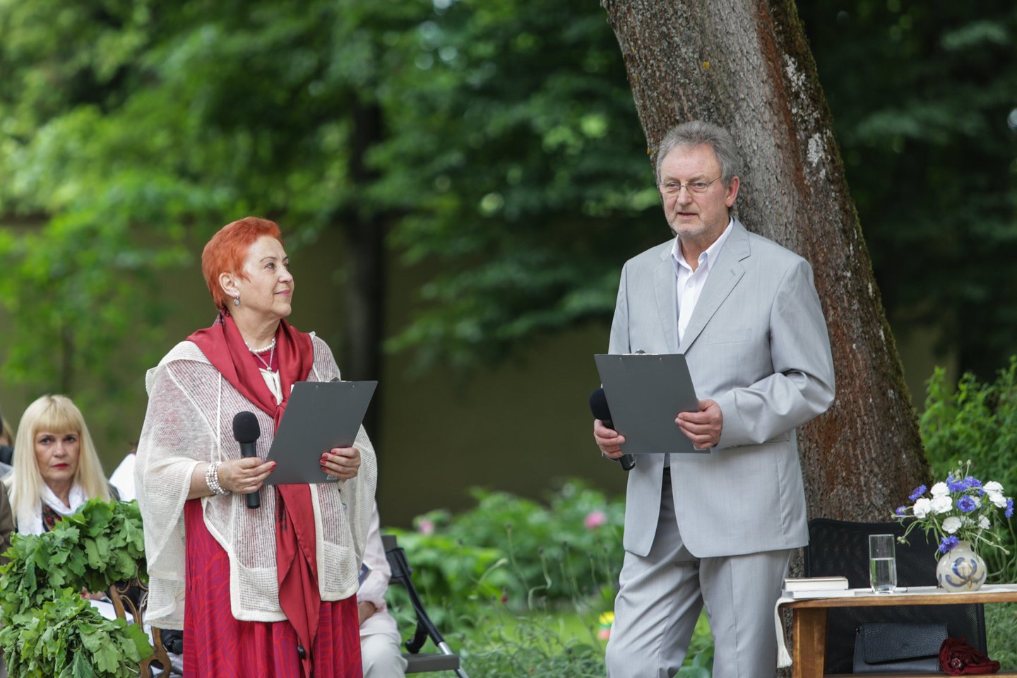  Kauno Maironio muziejaus sodelyje įvyko šių metų „Poezijos pavasario“ laureato A.Grybausko vainikavimo ceremonija.<br>G.Bitvinsko nuotr.