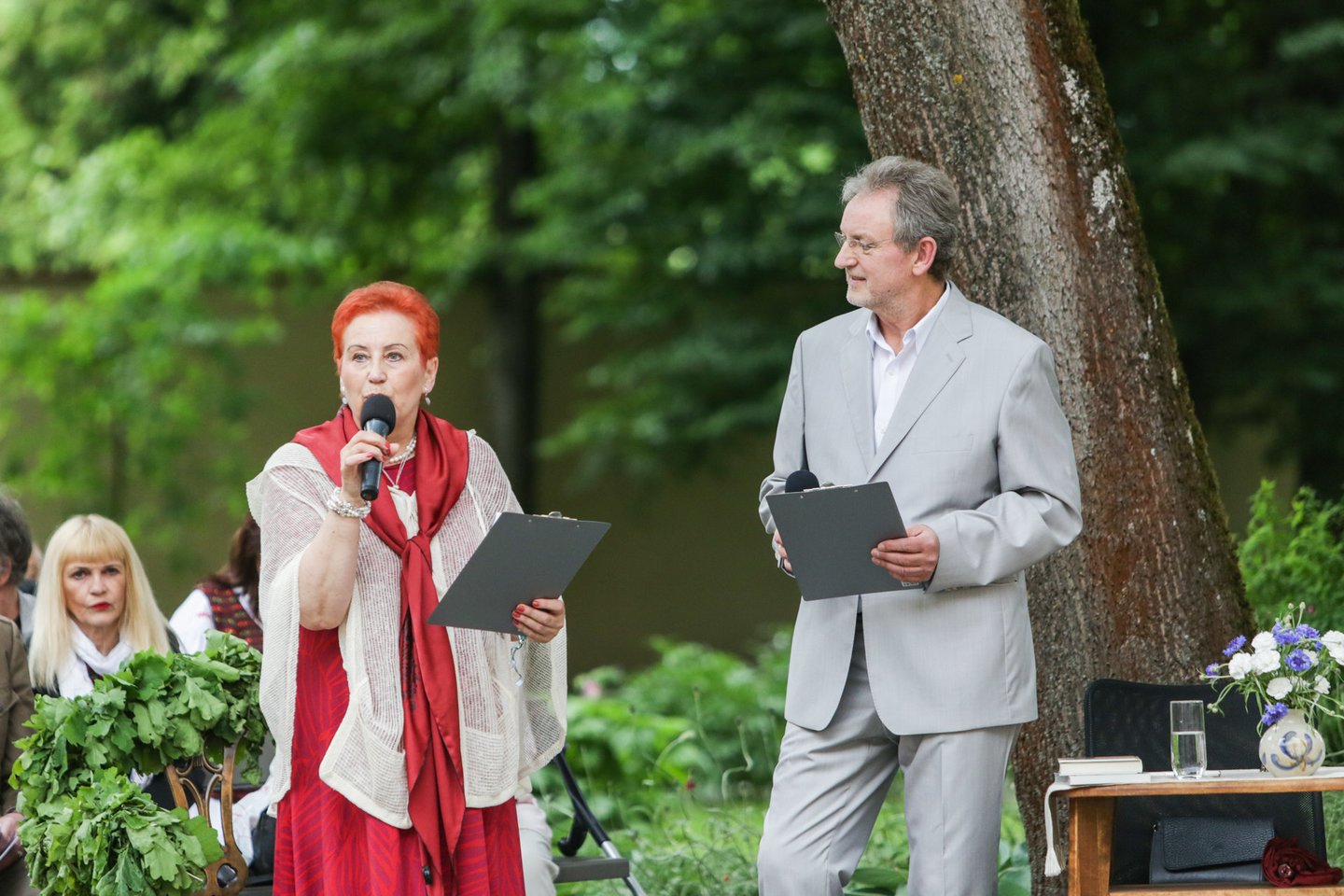  Kauno Maironio muziejaus sodelyje įvyko šių metų „Poezijos pavasario“ laureato A.Grybausko vainikavimo ceremonija.<br>G.Bitvinsko nuotr.