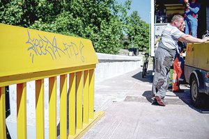 Rekordas: nudažytą tiltą vėl apdergė per naktį