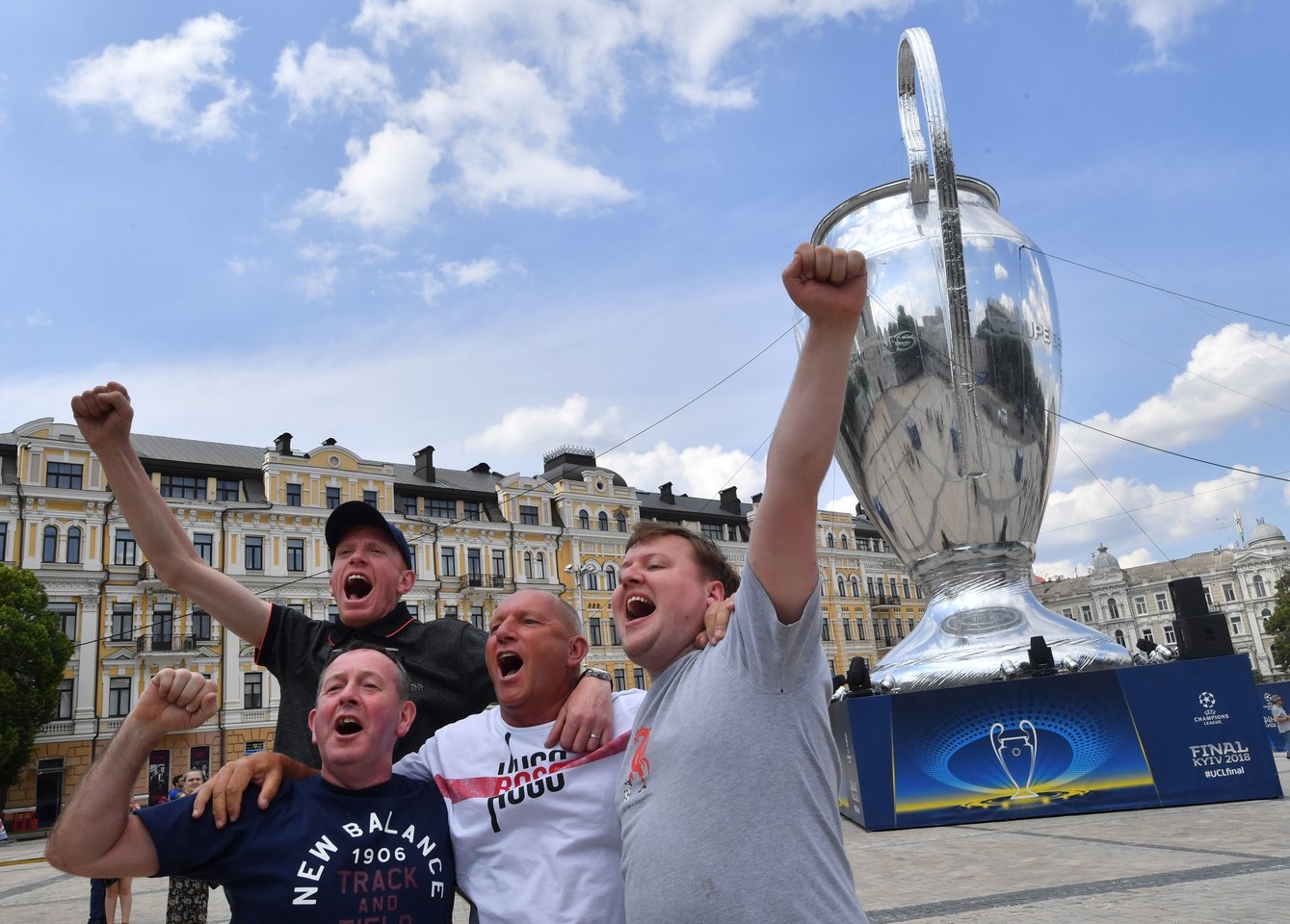 „Liverpool“ fanai Kijeve tikisi savo numylėtinių pergalės.<br>AFP/Reuters/Scanpix nuotr.