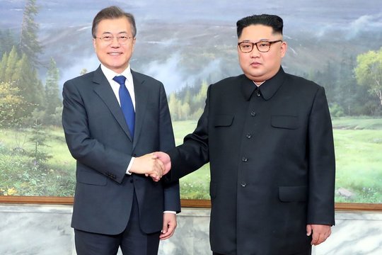 Šiaurės ir Pietų Korėjos lyderiai surengė netikėtą susitikimą abiejų šalių pasienyje 