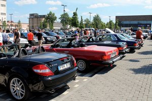 „Mercedes-Benz“ šventėje – įspūdingi senoviniai ir prabangūs automobiliai