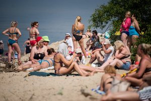 Į Lietuvą atsirita karščio banga: Palangos paplūdimiai jau sausakimši