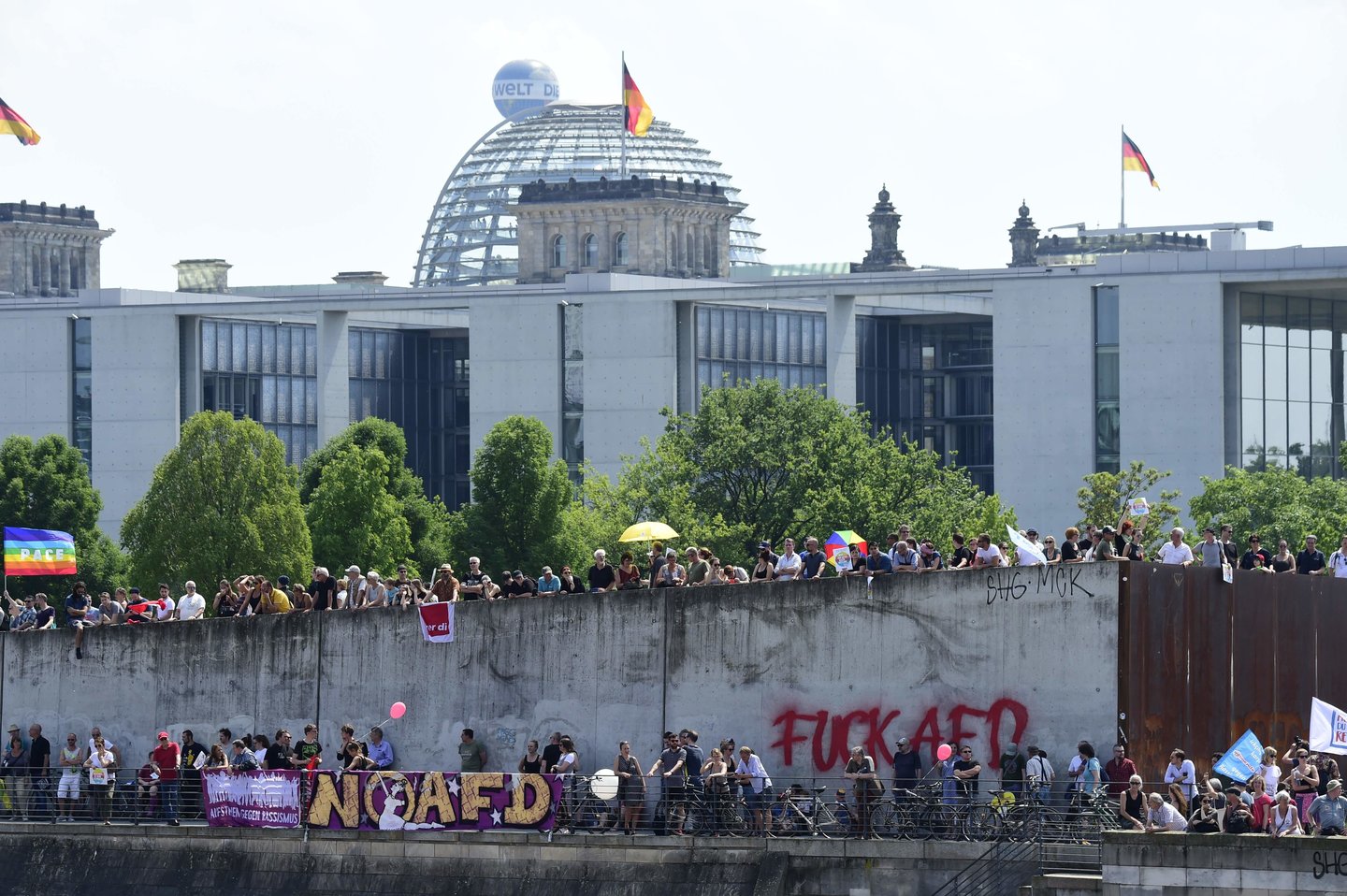  Tūkstančiai kairiųjų pažiūrų aktyvistų ir rasizmo priešininkų išėjo į Berlyno gatves, kad pasipriešintų Vokietijos kraštutinių dešiniųjų partijos „Alternatyva Vokietijai“ (AfD) rengiamoms eitynėms prieš pabėgėlių antplūdį, sekmadienį pranešė vokiečių žiniasklaida.<br> AFP/Scanpix nuotr.