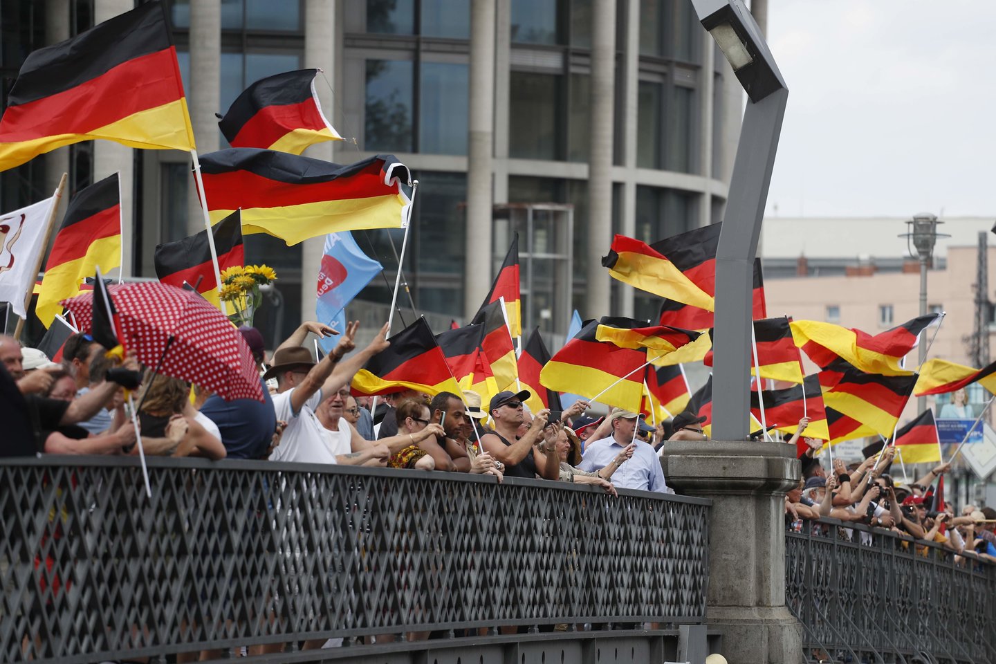  Tūkstančiai kairiųjų pažiūrų aktyvistų ir rasizmo priešininkų išėjo į Berlyno gatves, kad pasipriešintų Vokietijos kraštutinių dešiniųjų partijos „Alternatyva Vokietijai“ (AfD) rengiamoms eitynėms prieš pabėgėlių antplūdį, sekmadienį pranešė vokiečių žiniasklaida.<br> AFP/Scanpix nuotr.