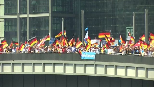 Berlyno gatvėse virė politinės aistros – eisena prieš imigraciją ir musulmonus