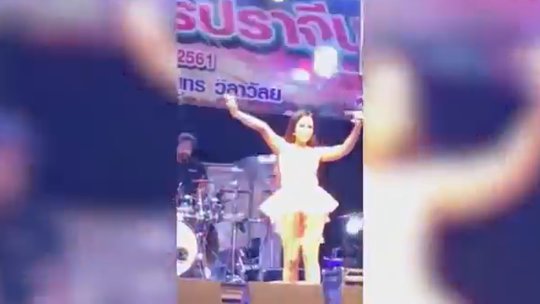 Dainininkei teko raudonuoti – suknelės išdaiga parodė daugiau, nei reikėjo