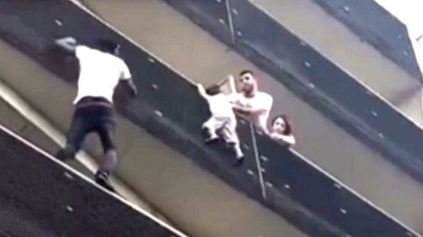  Migrantą iš Malio prancūzai pradėjo vadinti herojumi po to, kai jis balkonai užlipo į penktą namo aukštą, kad išgelbėtų beveik krentantį mažametį.<br>„Facebook“ nuotr.