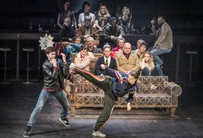 Populiarusis spektaklis „Išvarymas“ kraunasi skudurus ir keliauja į arenas