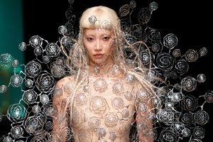 Mados ateivė Iris van Herpen kuria neįtikėtinus šedevrus