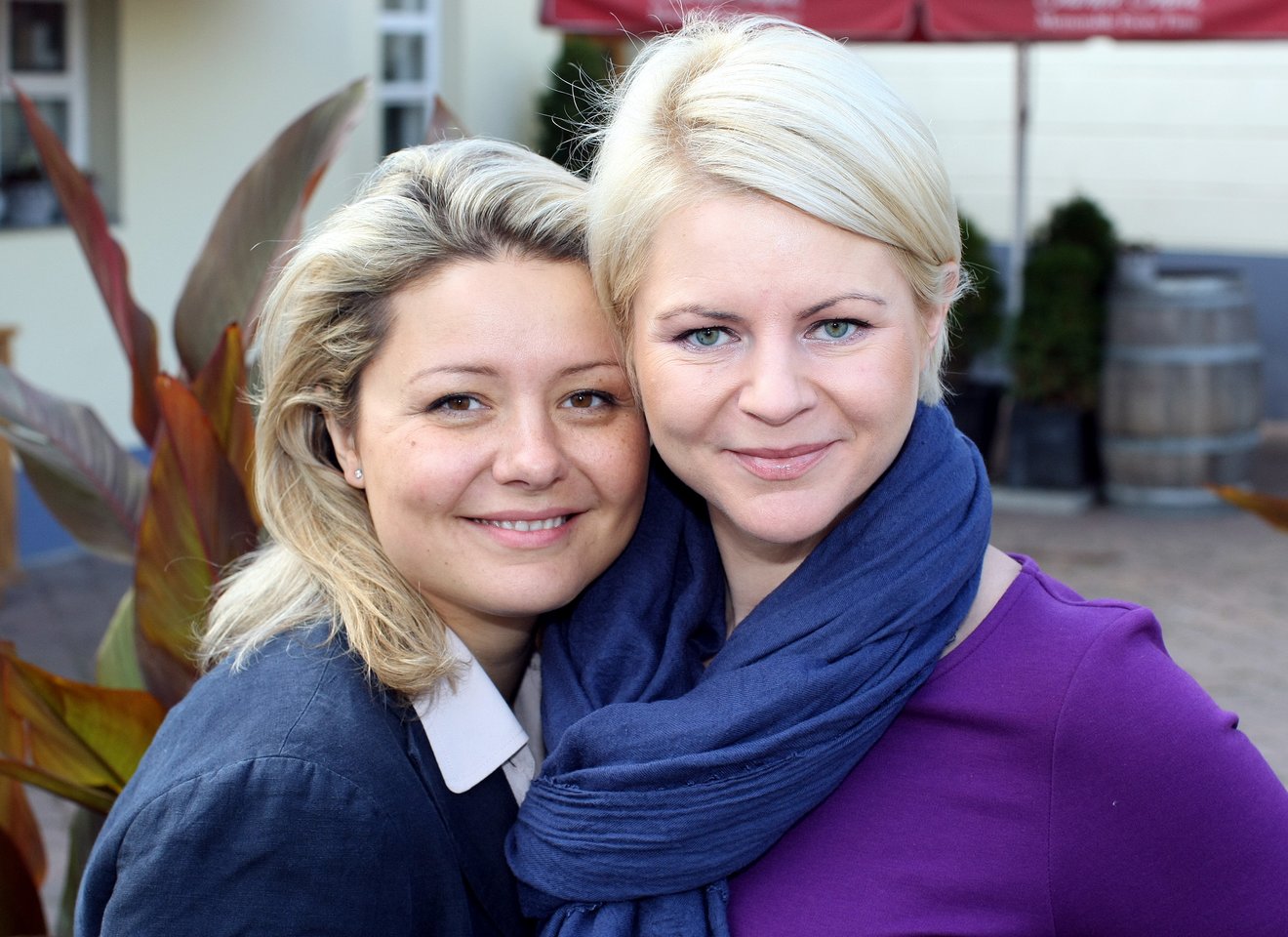 TV laidų vedėja Beata Nicholson ( su kelnėmis) ir jos sesuo Odeta Bložienė „Swedbank“ Asmeninių finansų instituto vadovė.<br>R.Danisevičiaus nuotr.