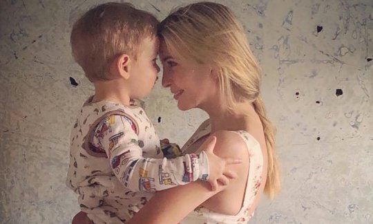  Ivanka Trump pirmadienį sukėlė pasipiktinimo bangą internete, paskelbusi nuotrauką, kurioje ji myluoja savo sūnų.