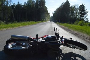 Šiaulių rajone per susidūrimą žuvo jauna motociklininkė