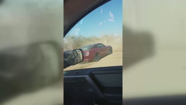 Galingą automobilį filmavusių vaikinų laukė nemalonus kuriozas – prisidarė bėdos