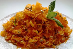 Be galo gardžios morkų, salierų ir mandarinų salotos