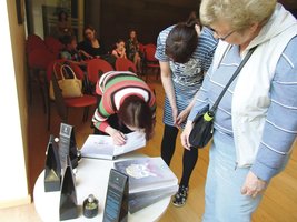 Kvepiančias pasakas neregiams iliustravo Nomeda Marčėnaitė