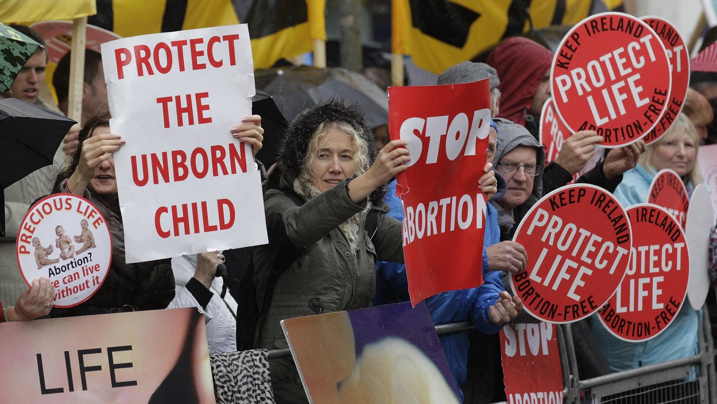 Dabar debatai persikėlė į Šiaurės Airiją: čia vyksta ir teisės į abortus rėmėjų, ir priešininkų mitingai. <br> AP nuotr,