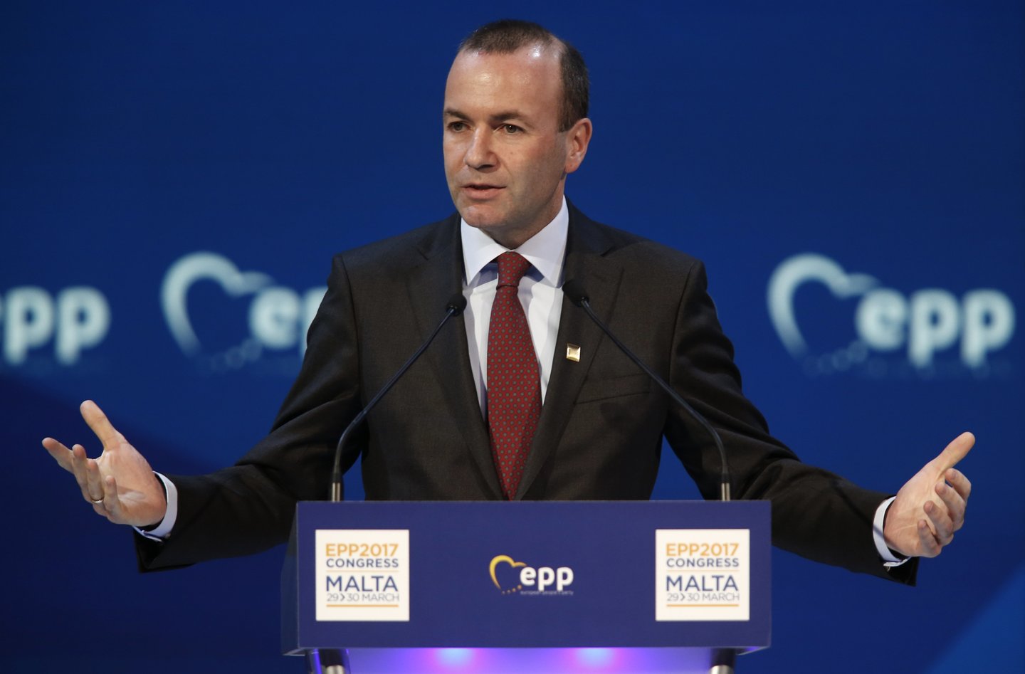  EPP frakcijos pirmininkas M.Weberis atkreipė europarlamentarų dėmesį į Europoje žudomus žurnalistus. <br> Reuters/Scanpix nuotr. 